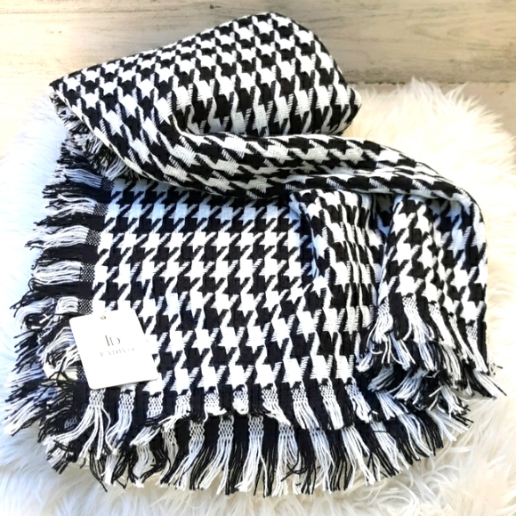 Fadivo New York Accessories - NWT FADIVO NEW YORK WRAP